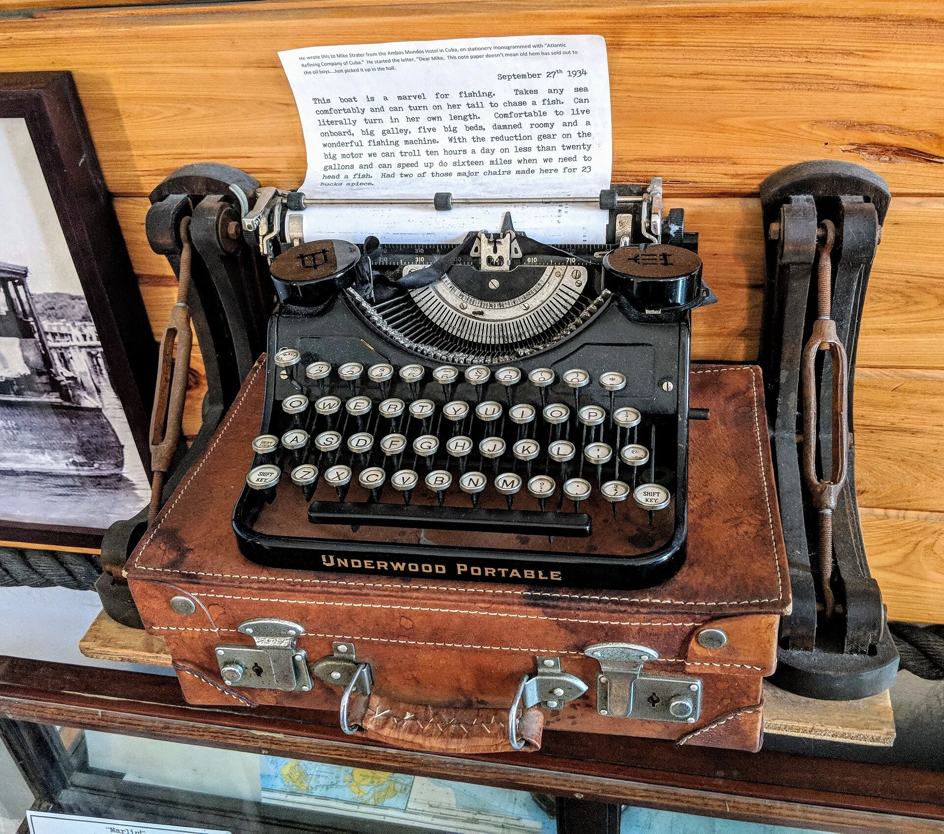 Máquina de escrever clássica em escrivaninha de madeira, representando a rotina diária de como se tornar um escritor