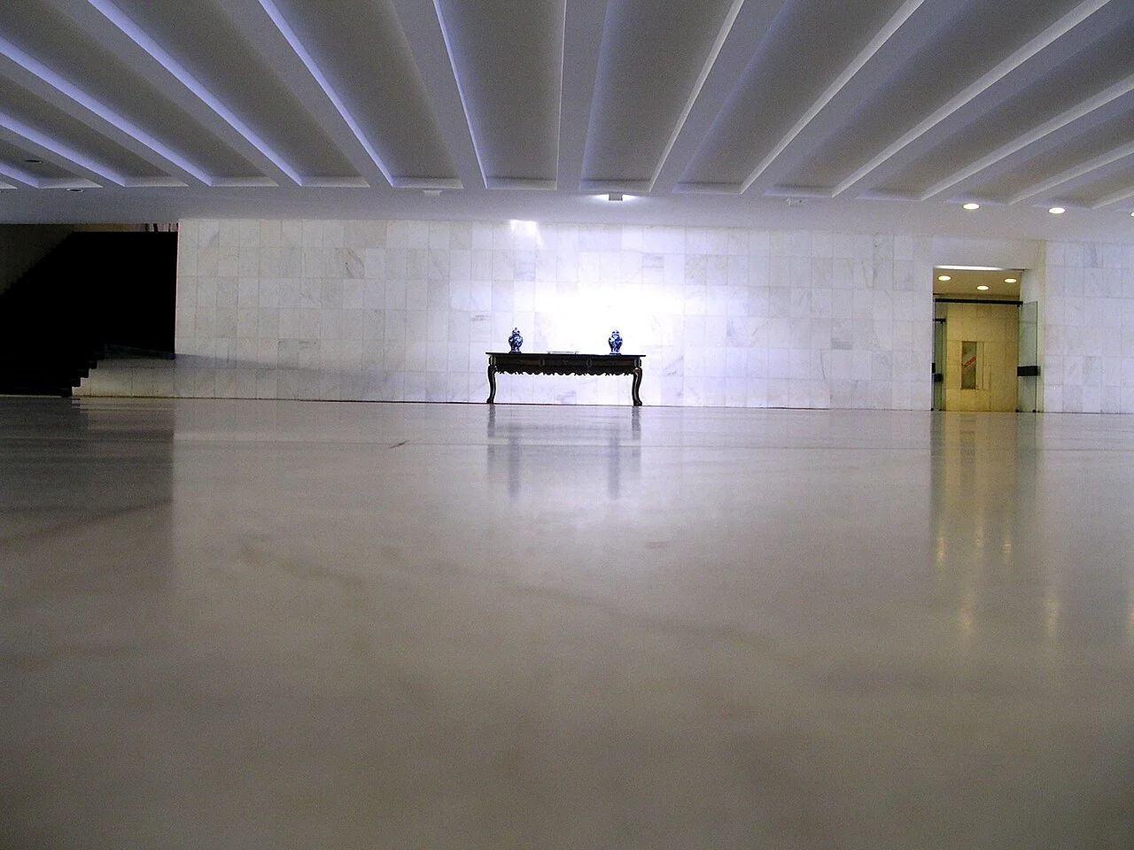 Interior do Palácio Itamaraty destacando os ambientes de trabalho e salas diplomáticas em Brasília.