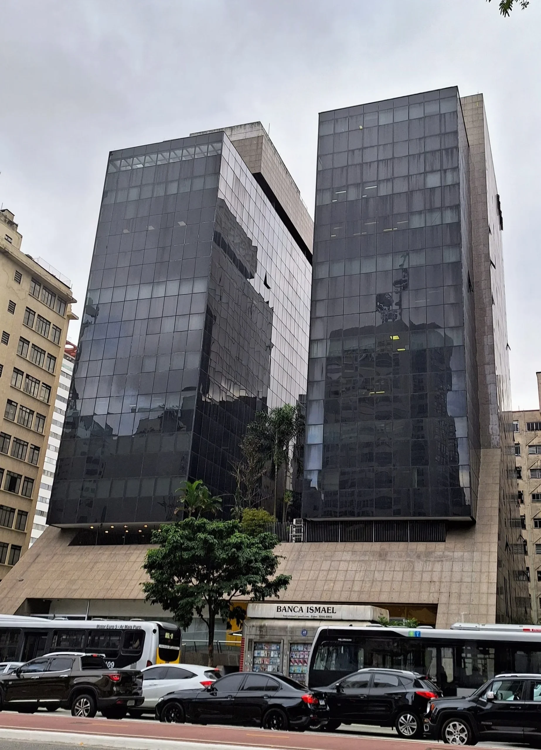 Edifício moderno da Fundação Getulio Vargas com vista urbana