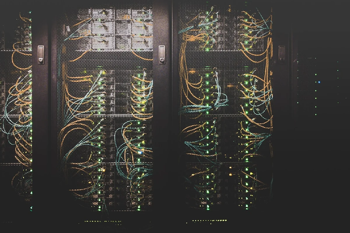 Infraestrutura de servidores e segurança da informação para processamento client-side seguro