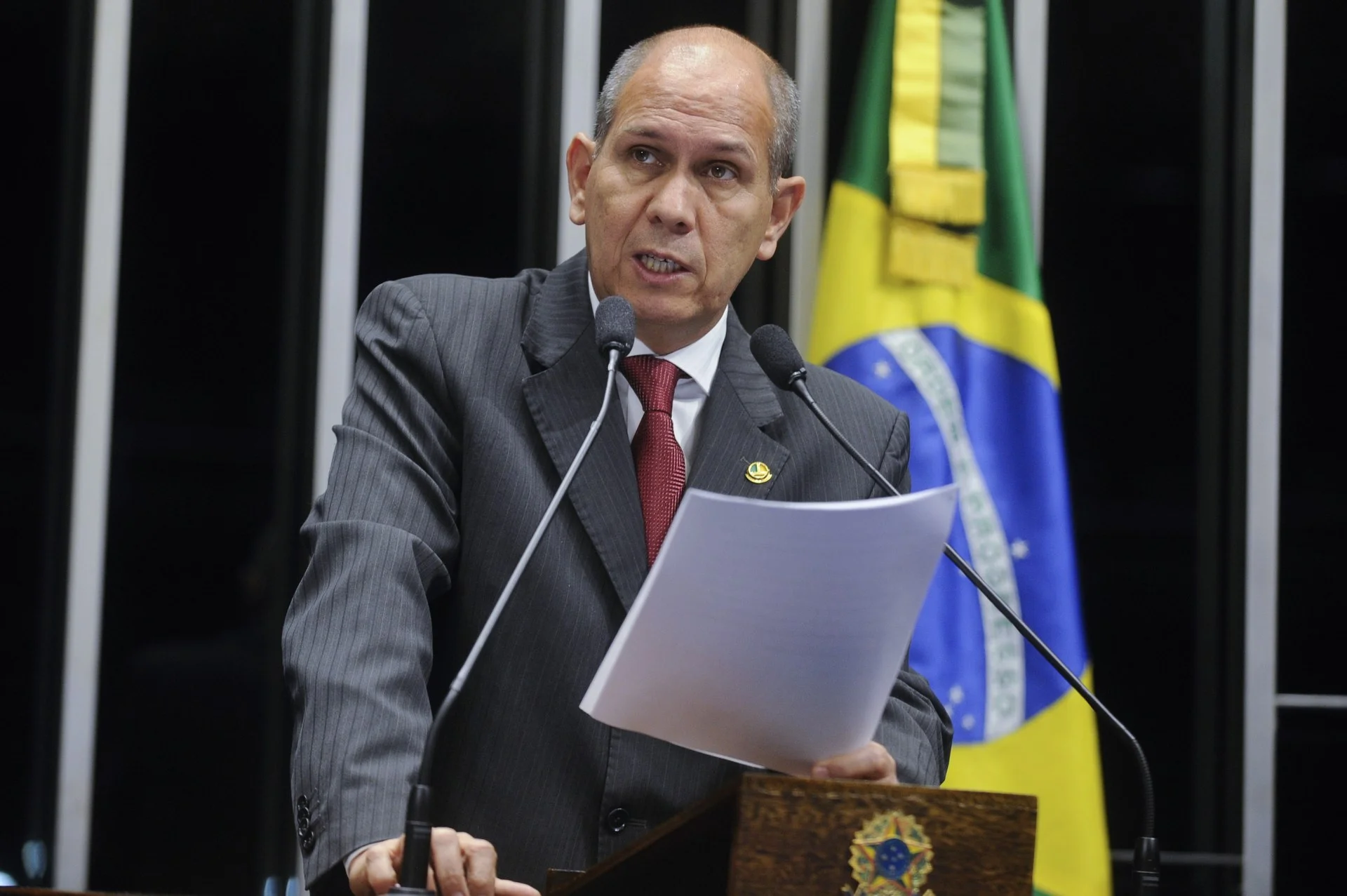 Visão ampla do Plenário do Senado Federal durante sessão deliberativa ordinária com senadores em debate e tribuna em atividade.