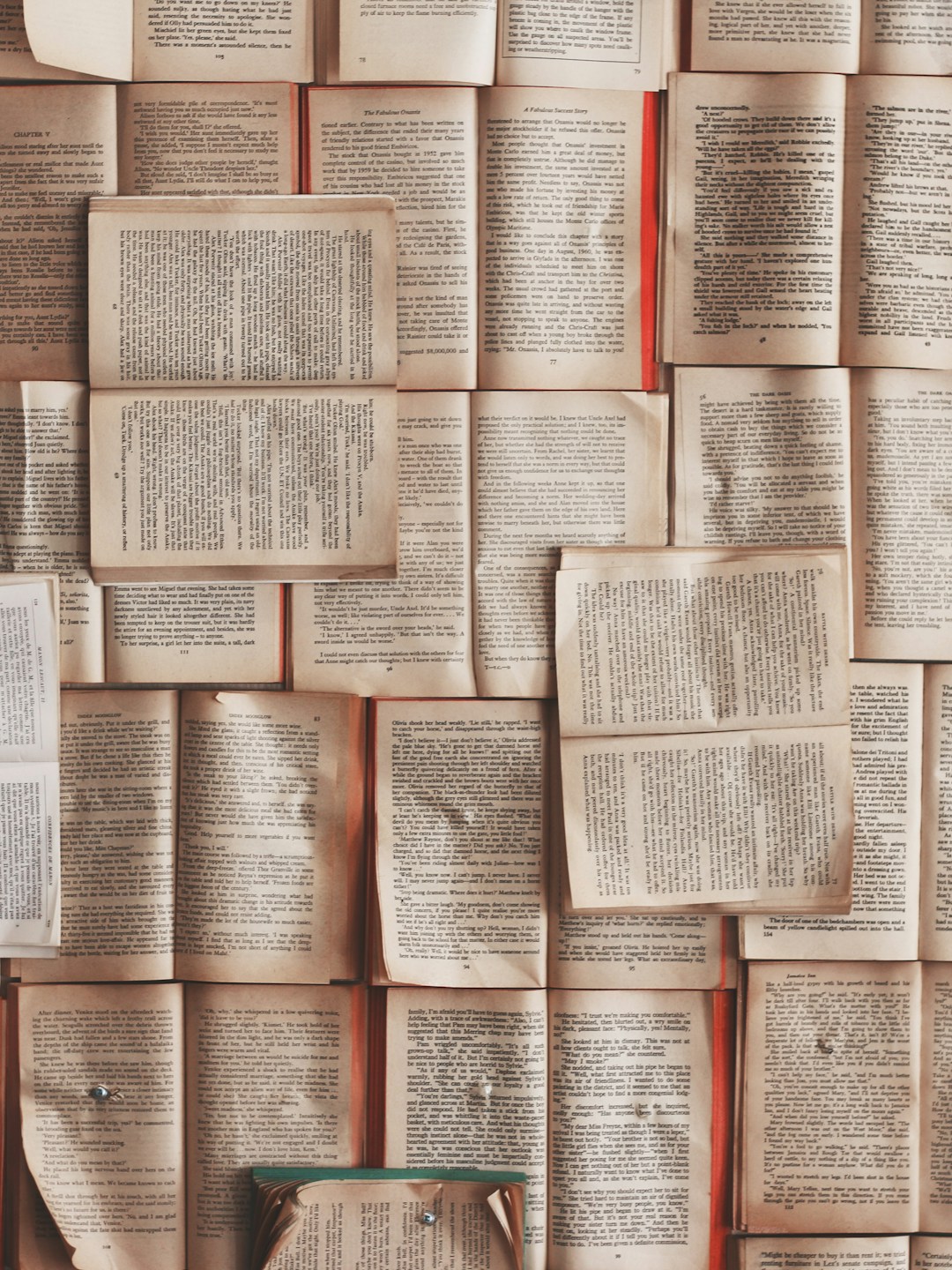 Livros abertos e iluminação suave de mesa para estudos concentrados