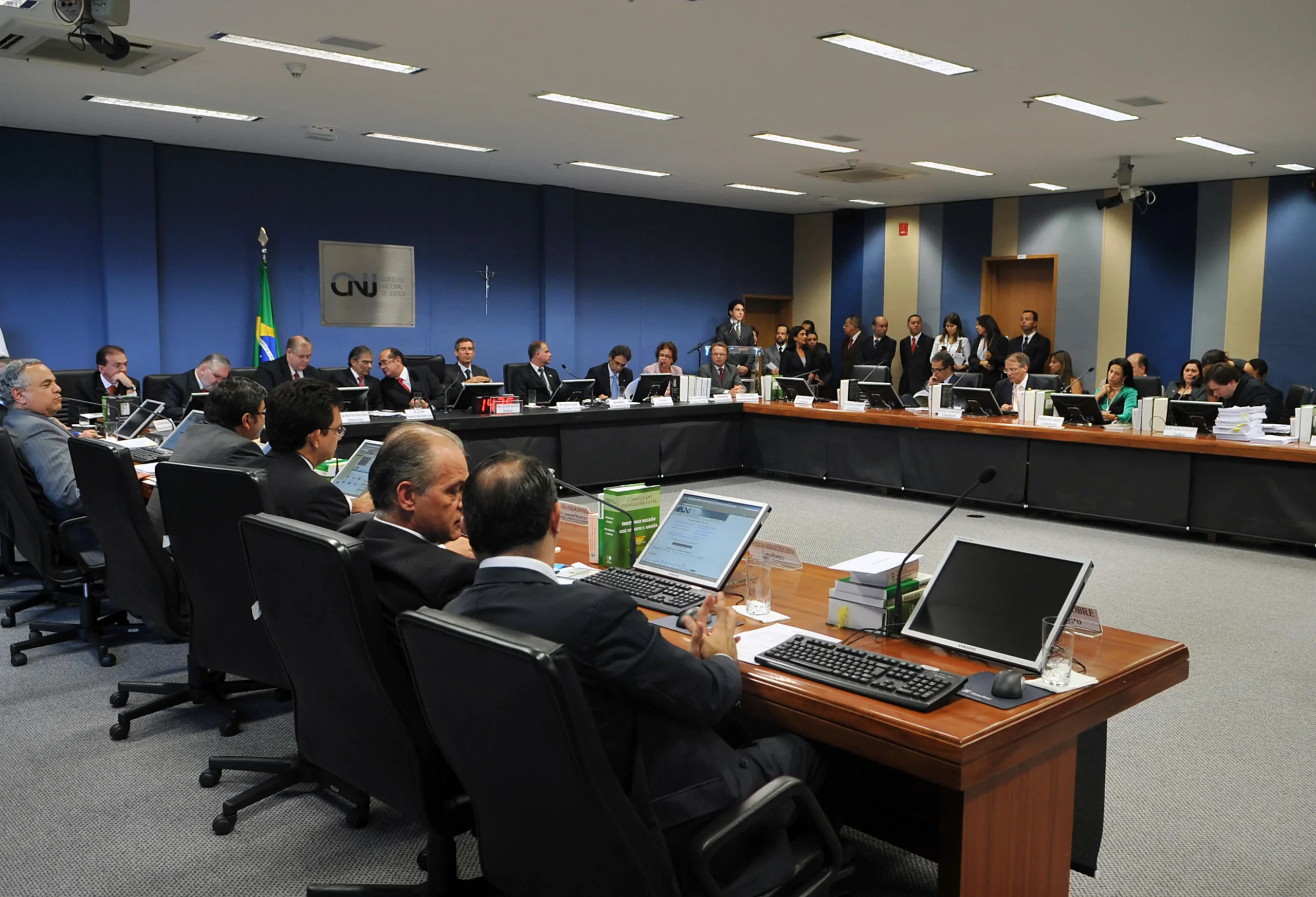 Sessão plenária oficial do Conselho Nacional de Justiça com magistrados e conselheiros em deliberação