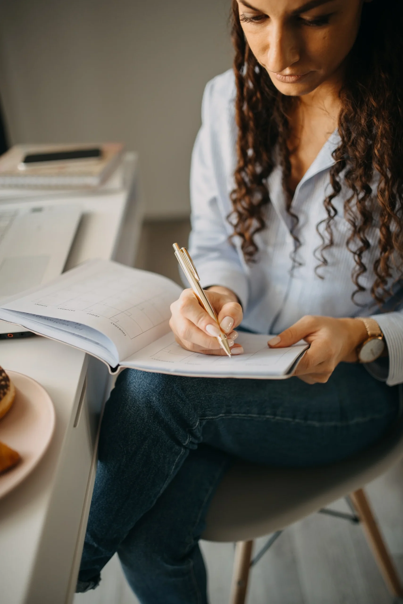 Síntese ativa, efeito geração e anotações estratégicas Caderno de estudos com sínteses ativas manuscritas, mapas conceituais e anotações direcionadas para retenção