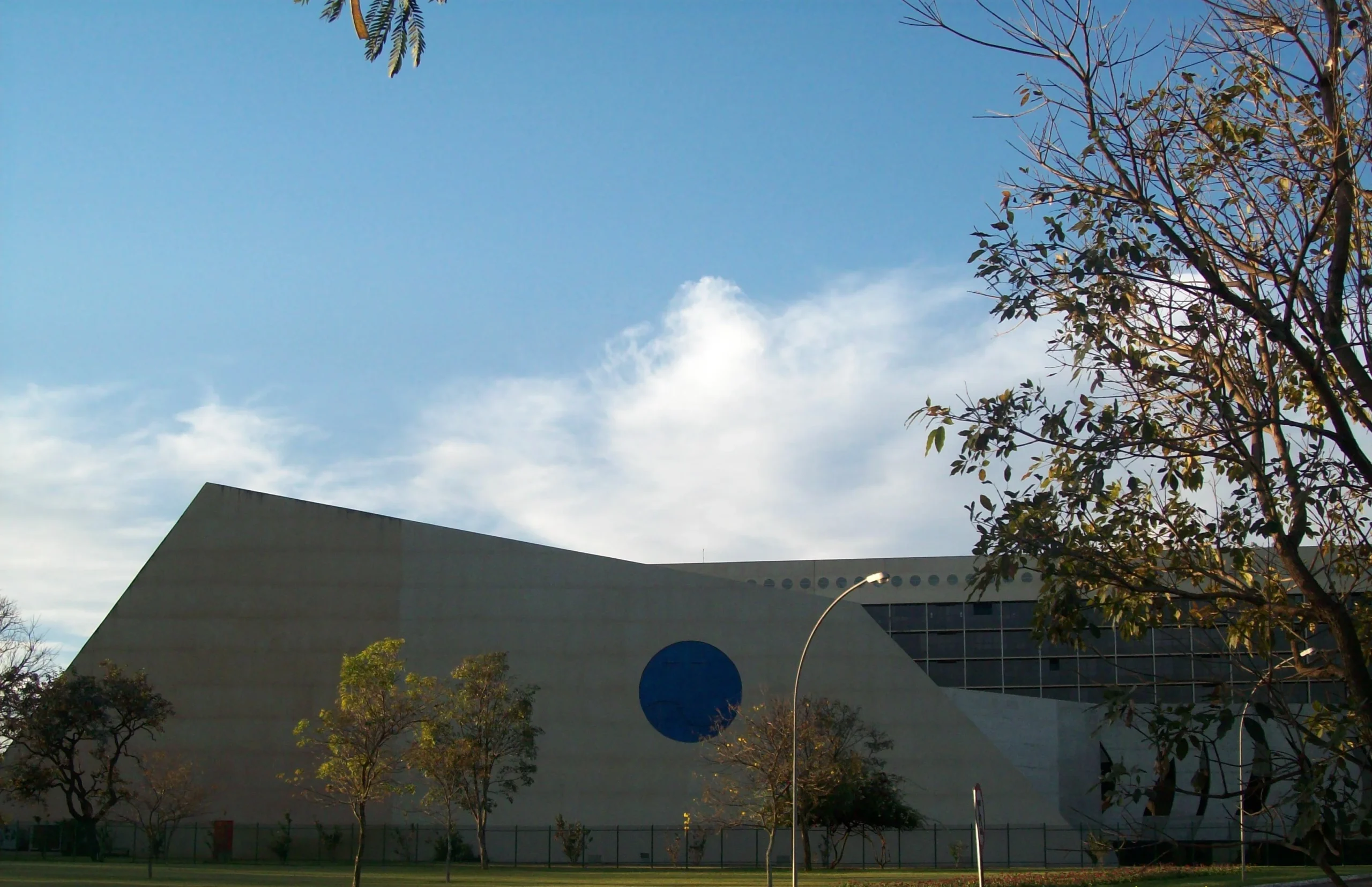 Fachada do Superior Tribunal de Justiça responsável por consolidar teses sobre idoneidade moral em concursos
