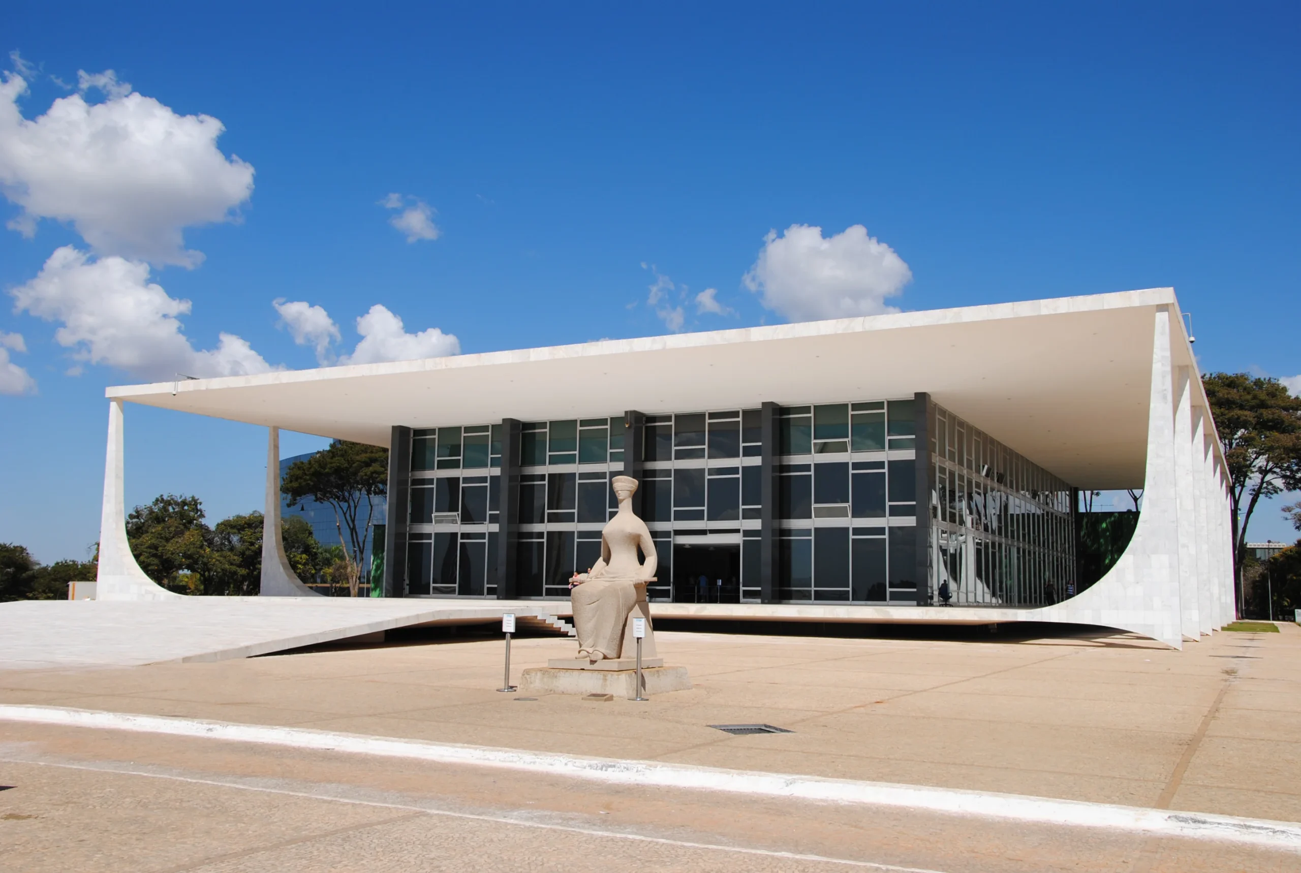 Edifício moderno do Supremo Tribunal Federal com a escultura da Justiça na Praça dos Três Poderes em Brasília