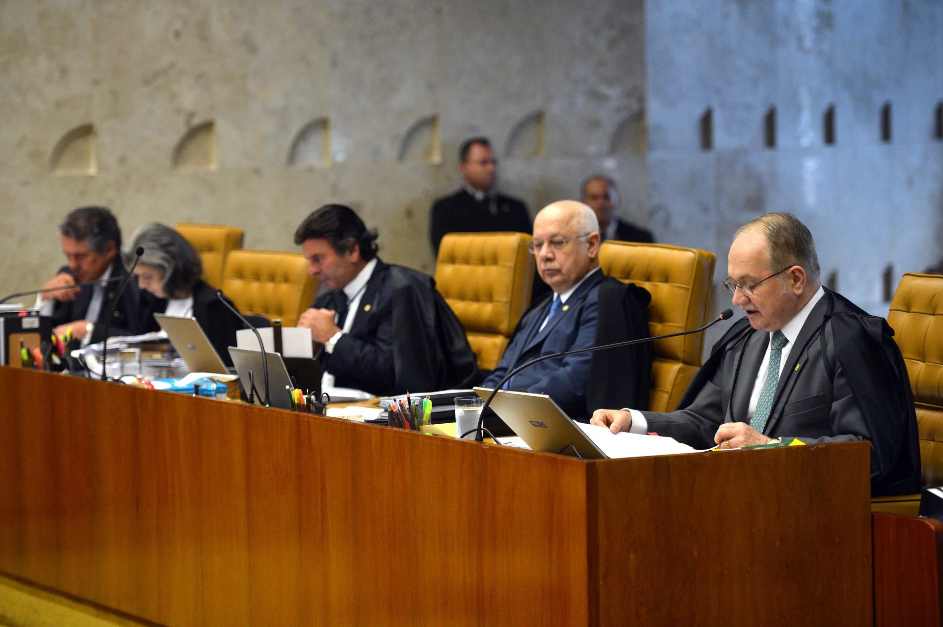 Sessão plenária no Supremo Tribunal Federal em Brasília debatendo matérias constitucionais e limites de teto remuneratório