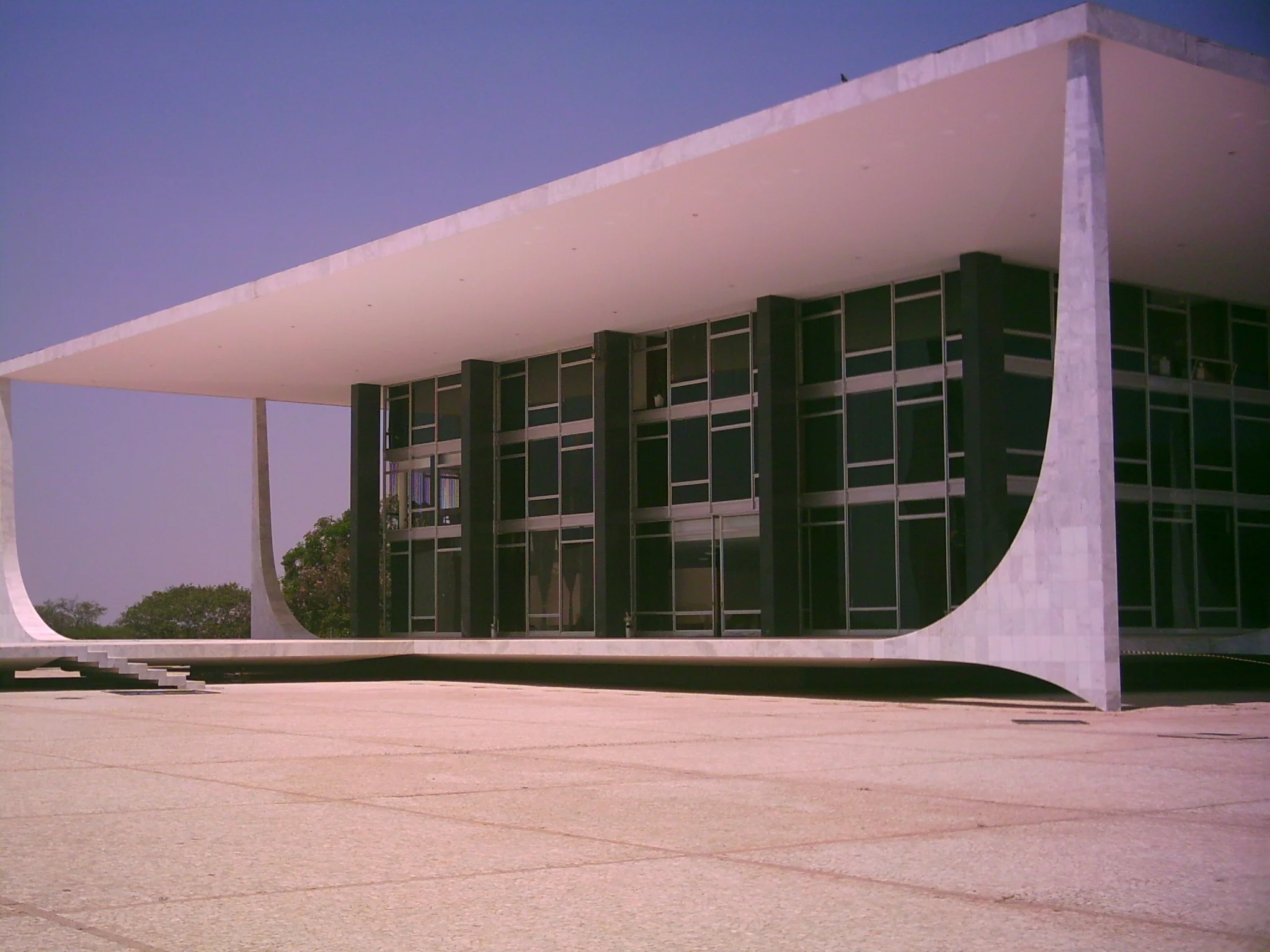 Edifício-sede do Supremo Tribunal Federal na Praça dos Três Poderes em Brasília, símbolo da carreira da Magistratura