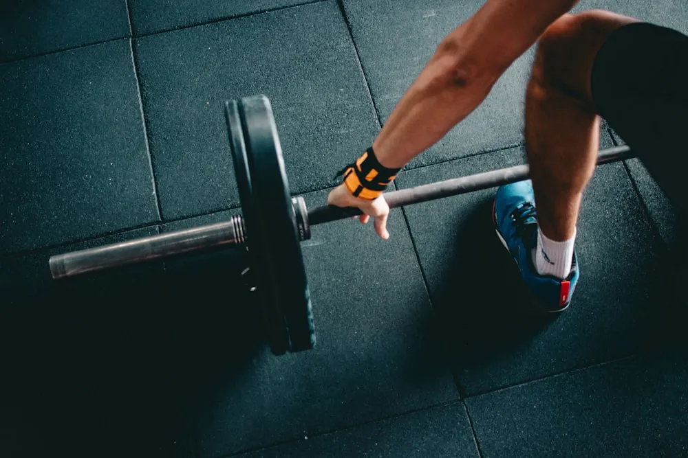 TAF PCAL: Atleta treinando barra fixa para o concurso