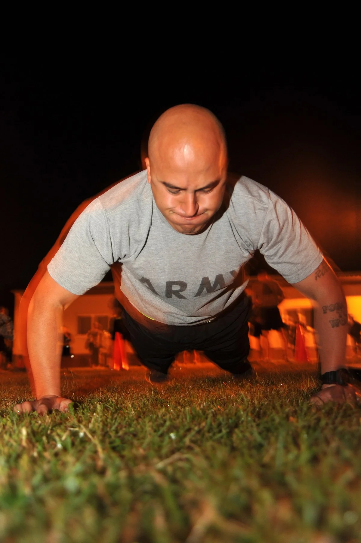 Militar realizando flexão de braços durante o Teste de Aptidão Física (TAF), etapa eliminatória obrigatória do concurso de capelão
