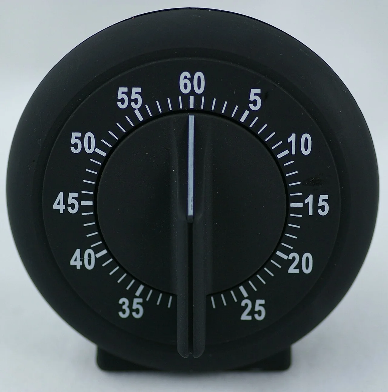 Timer mecânico analógico de contagem regressiva utilizado para blocos de estudo sem distrações