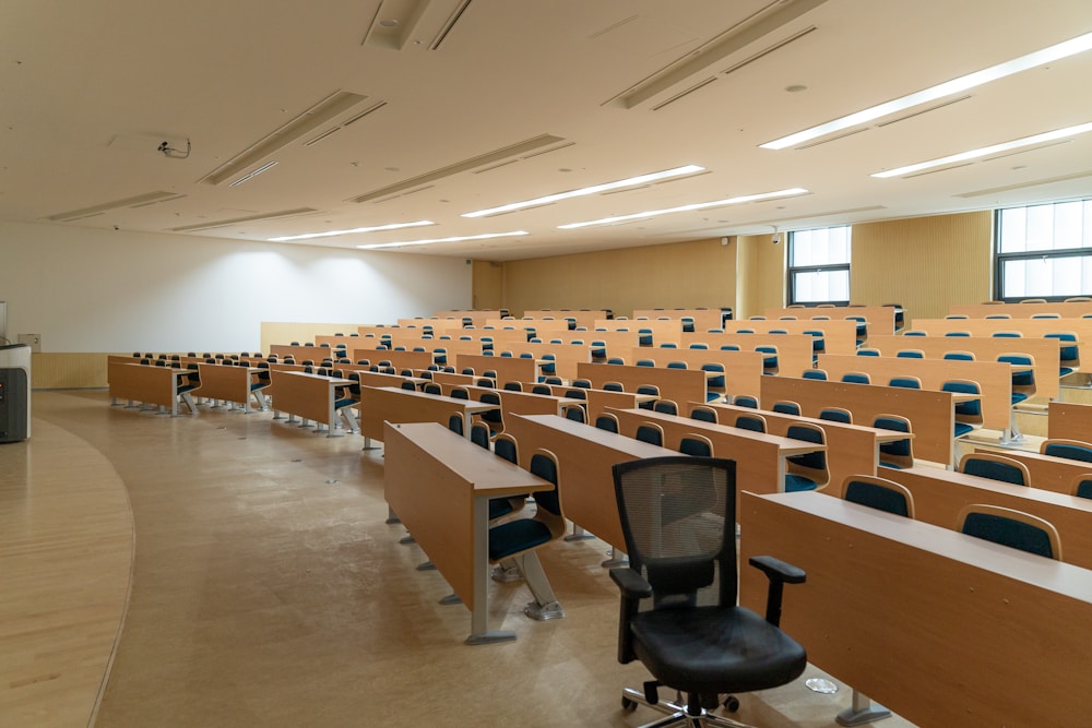 Pátio arborizado de universidade com prédios acadêmicos e jovens transitando