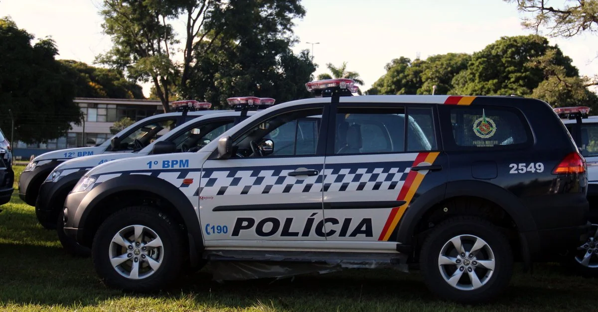 Viaturas da Polícia Federal em pátio operacional relacionadas à fase de investigação social em concursos policiais