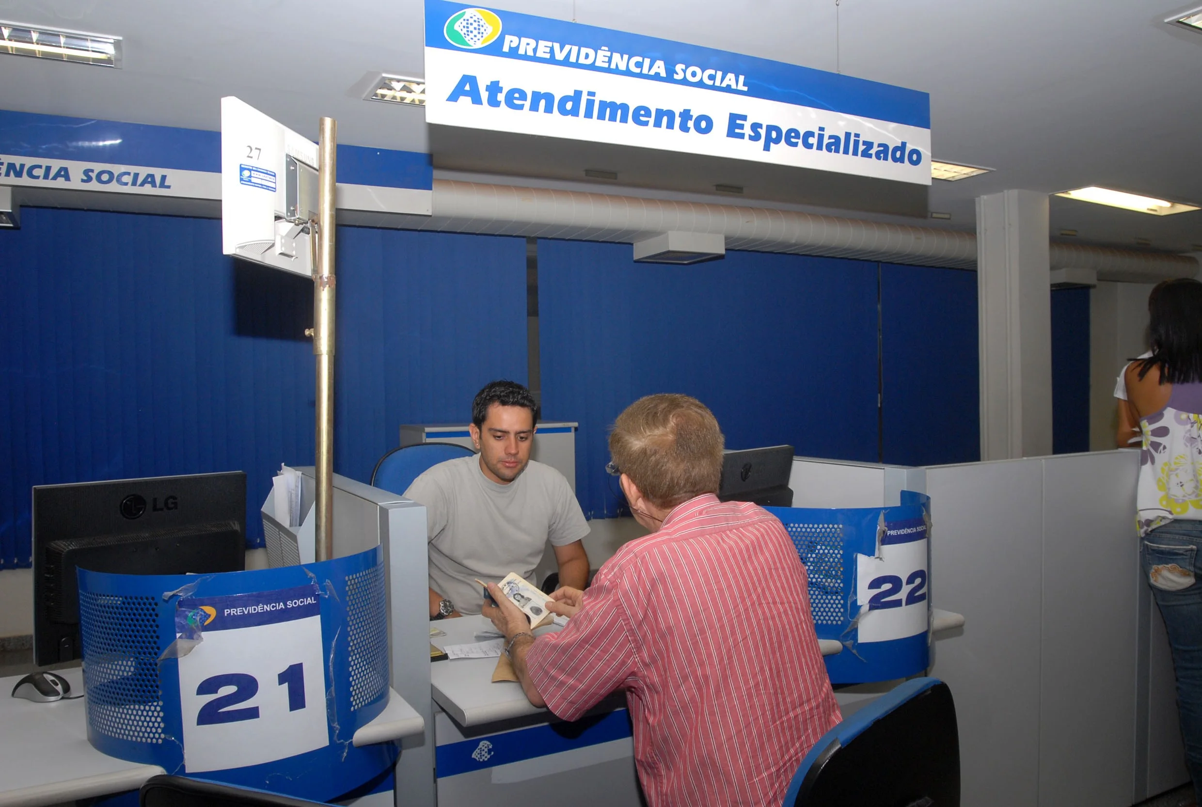 Fachada e posto de atendimento do Instituto Nacional do Seguro Social INSS