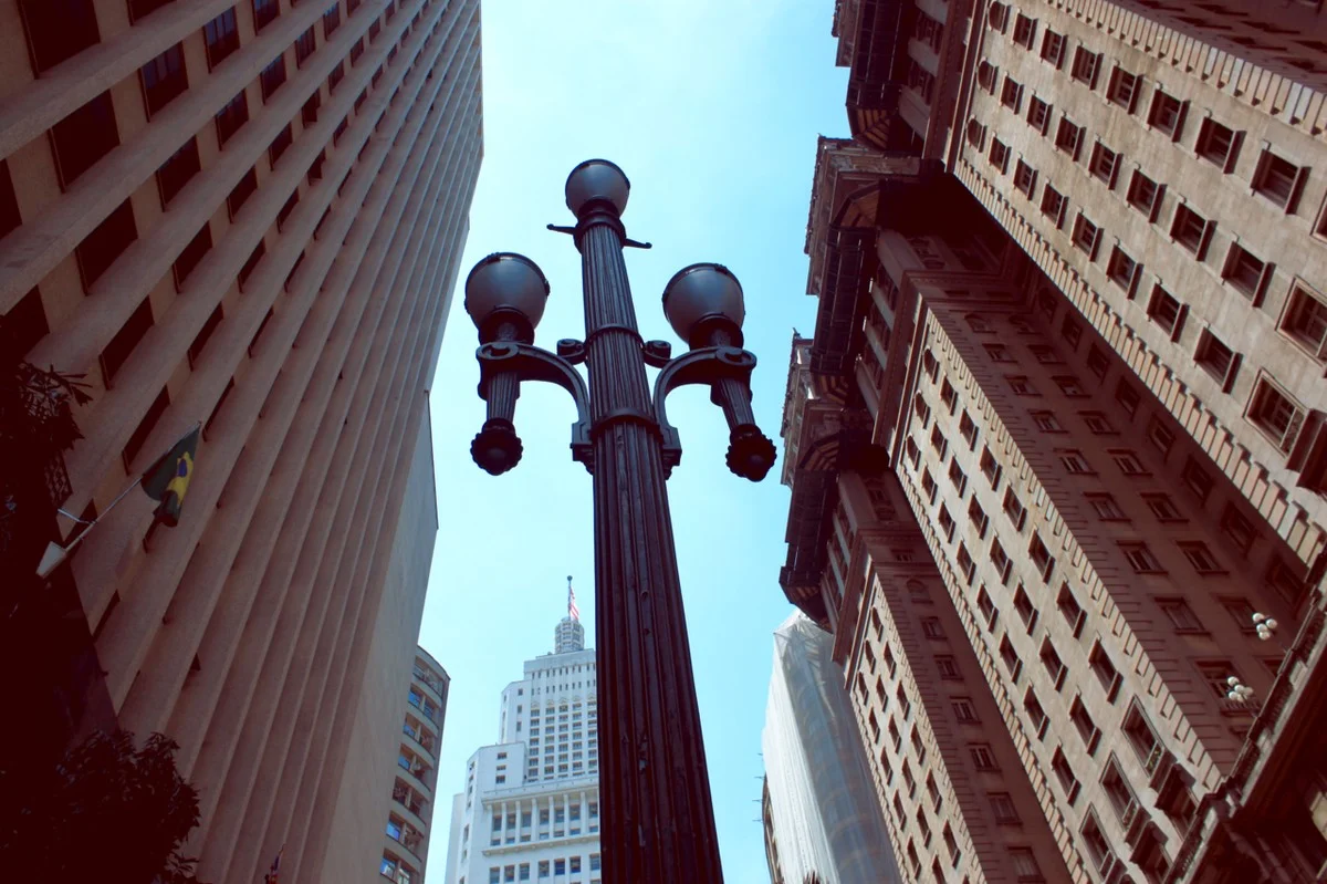 Edifício do Banco do Brasil em movimentado centro financeiro brasileiro