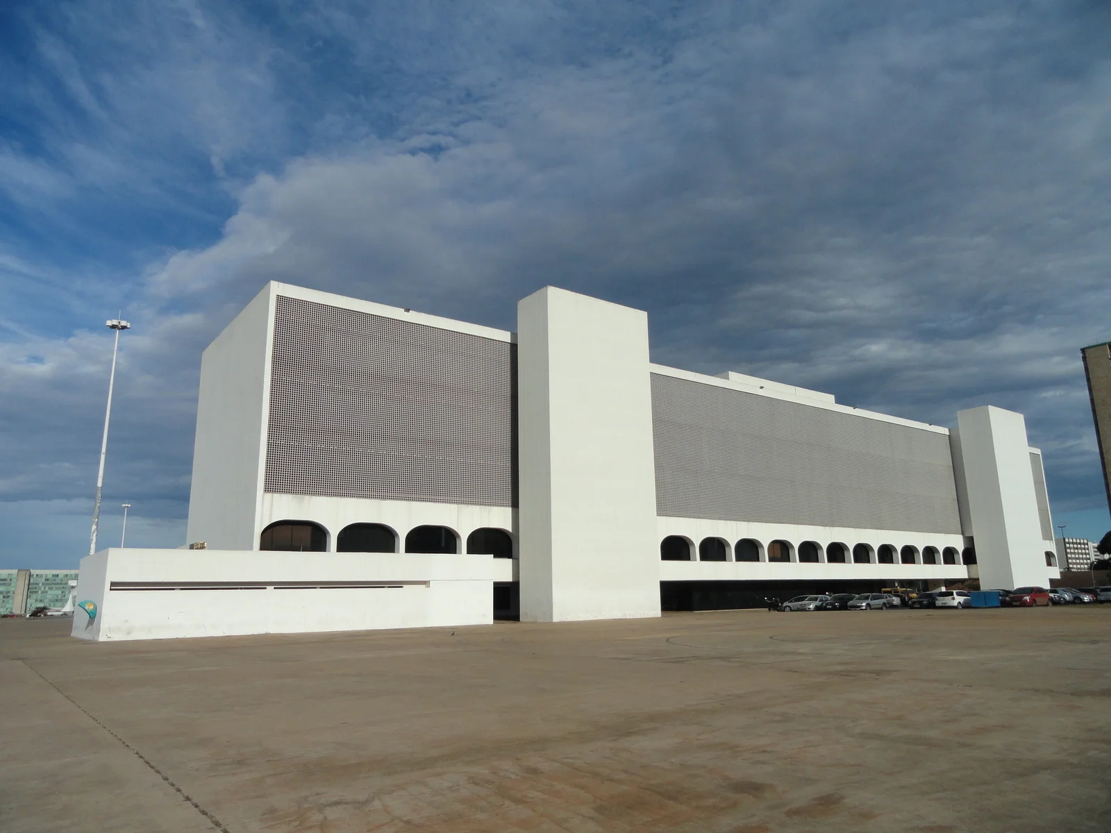 Interior da Biblioteca Nacional de Brasilia com mesas de estudo e preparacao para concursos federais