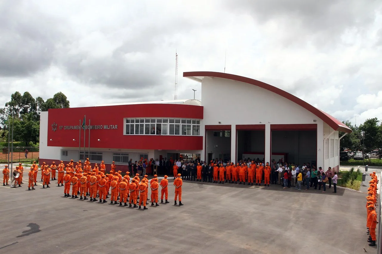 Militares do Corpo de Bombeiros fardados em cerimônia oficial representando a carreira militar e estabilidade no CBMMG