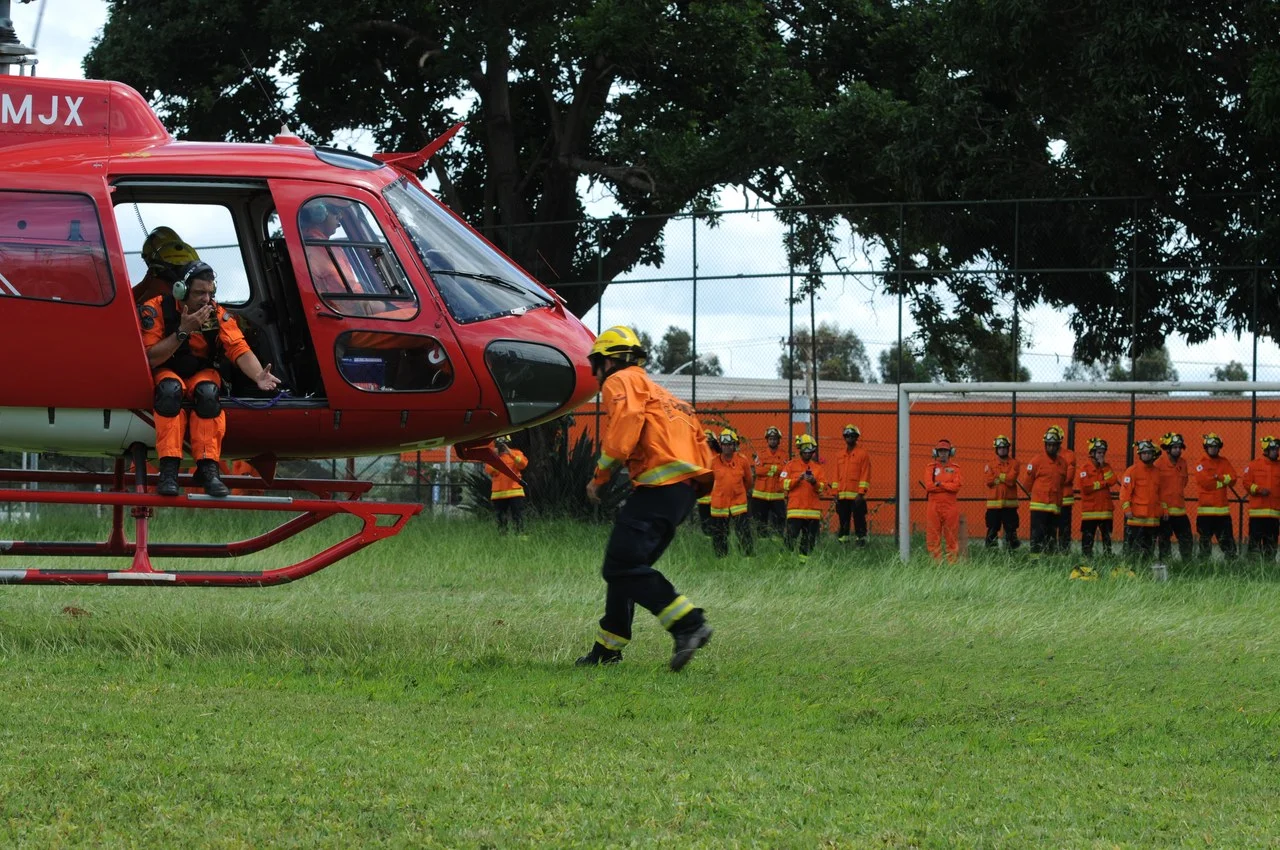 Bombeiros militares com equipamento de proteção individual e capacete em preparação para operações