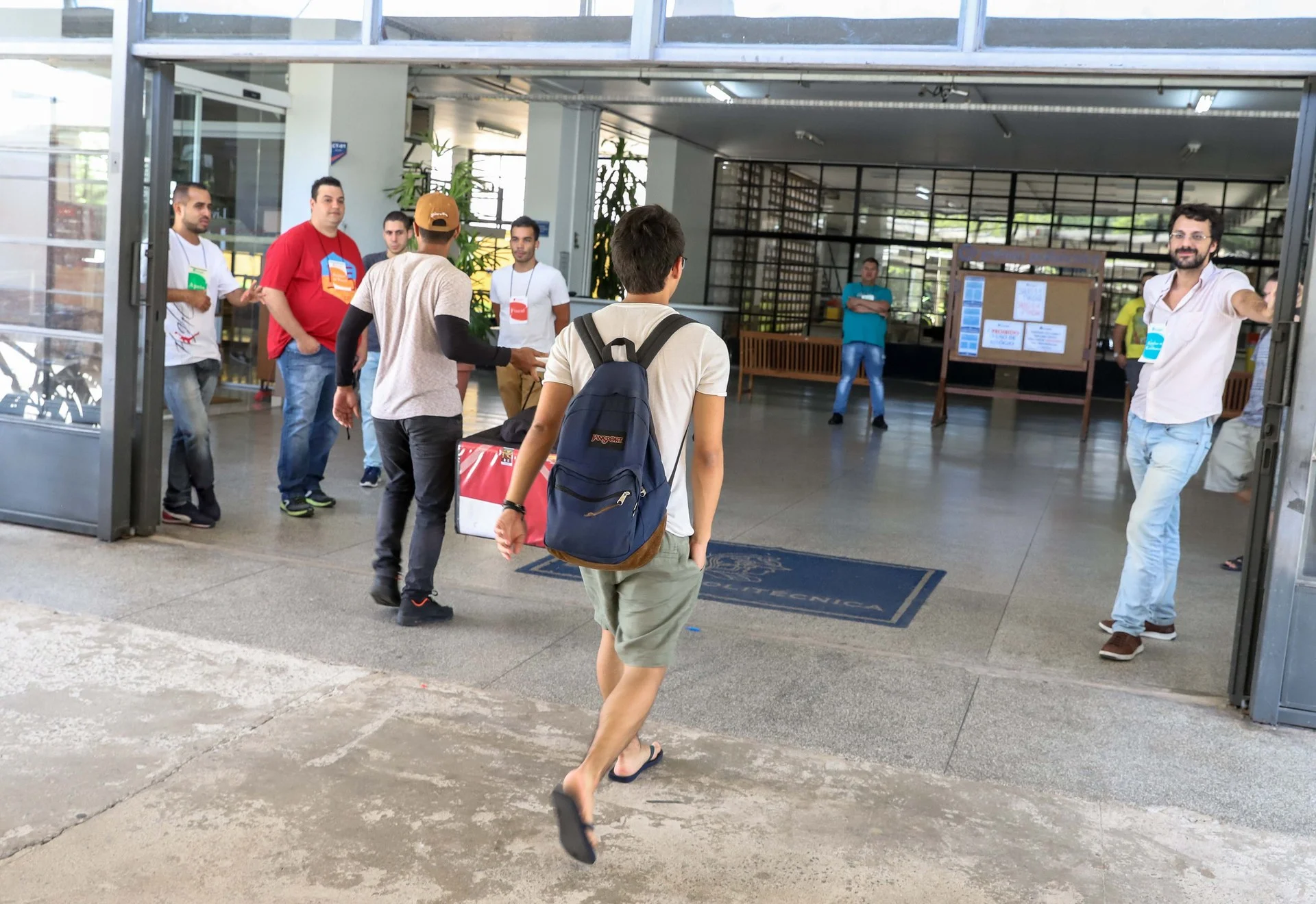 Candidatos reunidos em local de prova para concurso público de abrangência nacional