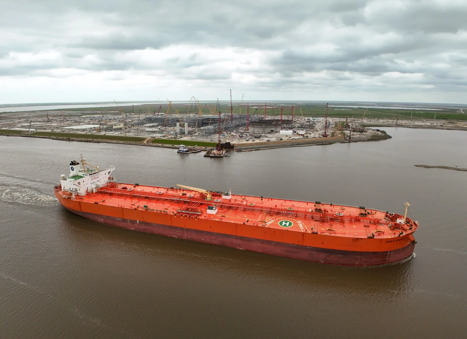 Navio petroleiro de grande porte atracado em terminal portuário para transporte de hidrocarbonetos