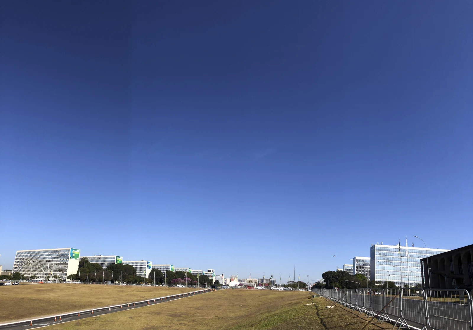 Vista panorâmica da Esplanada dos Ministérios em Brasília sob céu aberto
