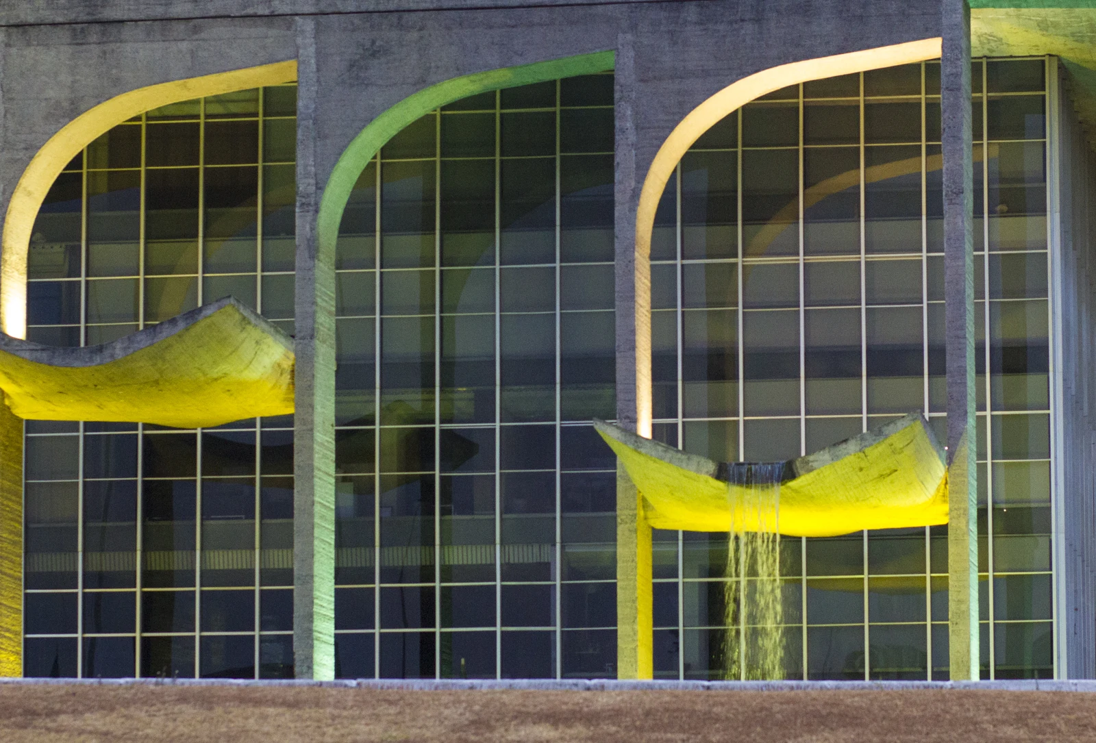 Fachada monumental do Palácio da Justiça com cascatas de água em Brasília