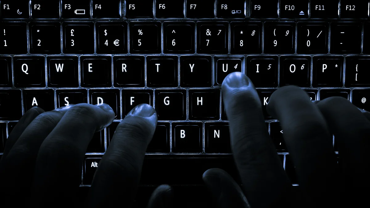 Teclado de computador iluminado com mãos digitando para a prova prática do Cebraspe no concurso de escrivão PCPE