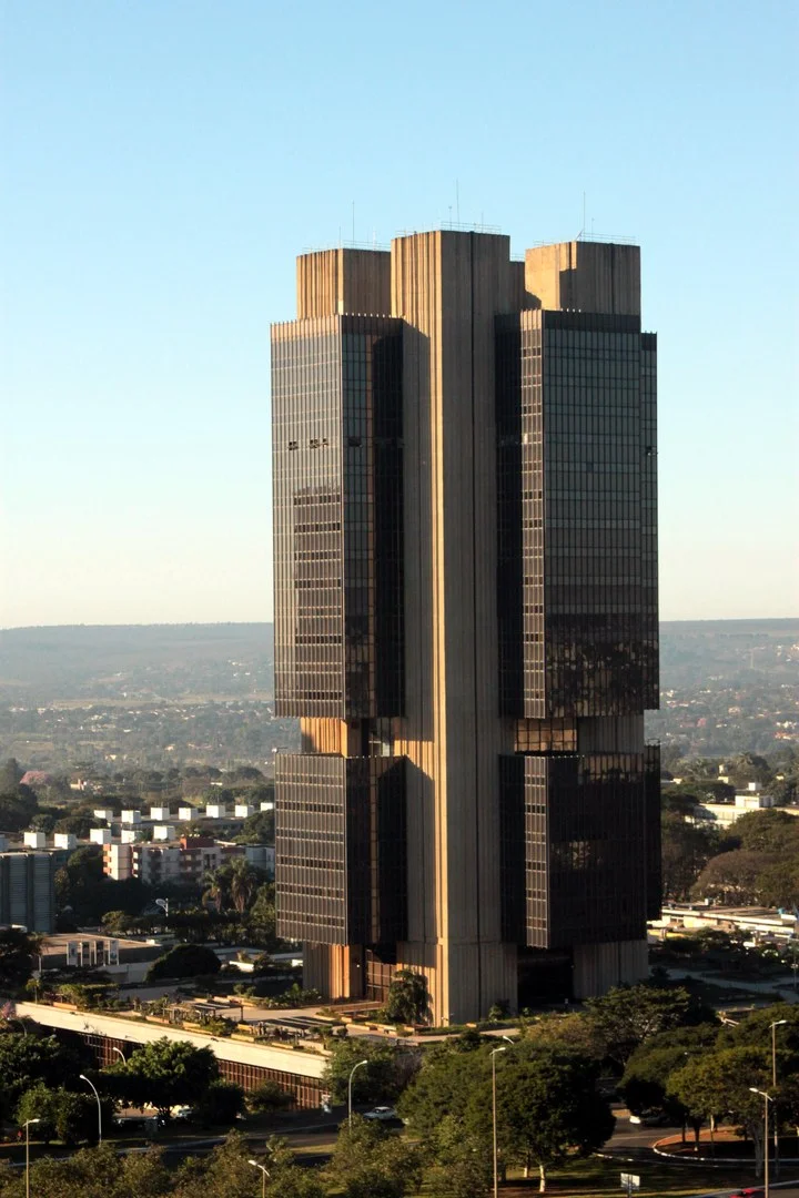 Edifício imponente da sede do Banco Central do Brasil em Brasília com arquitetura moderna e espelho dágua