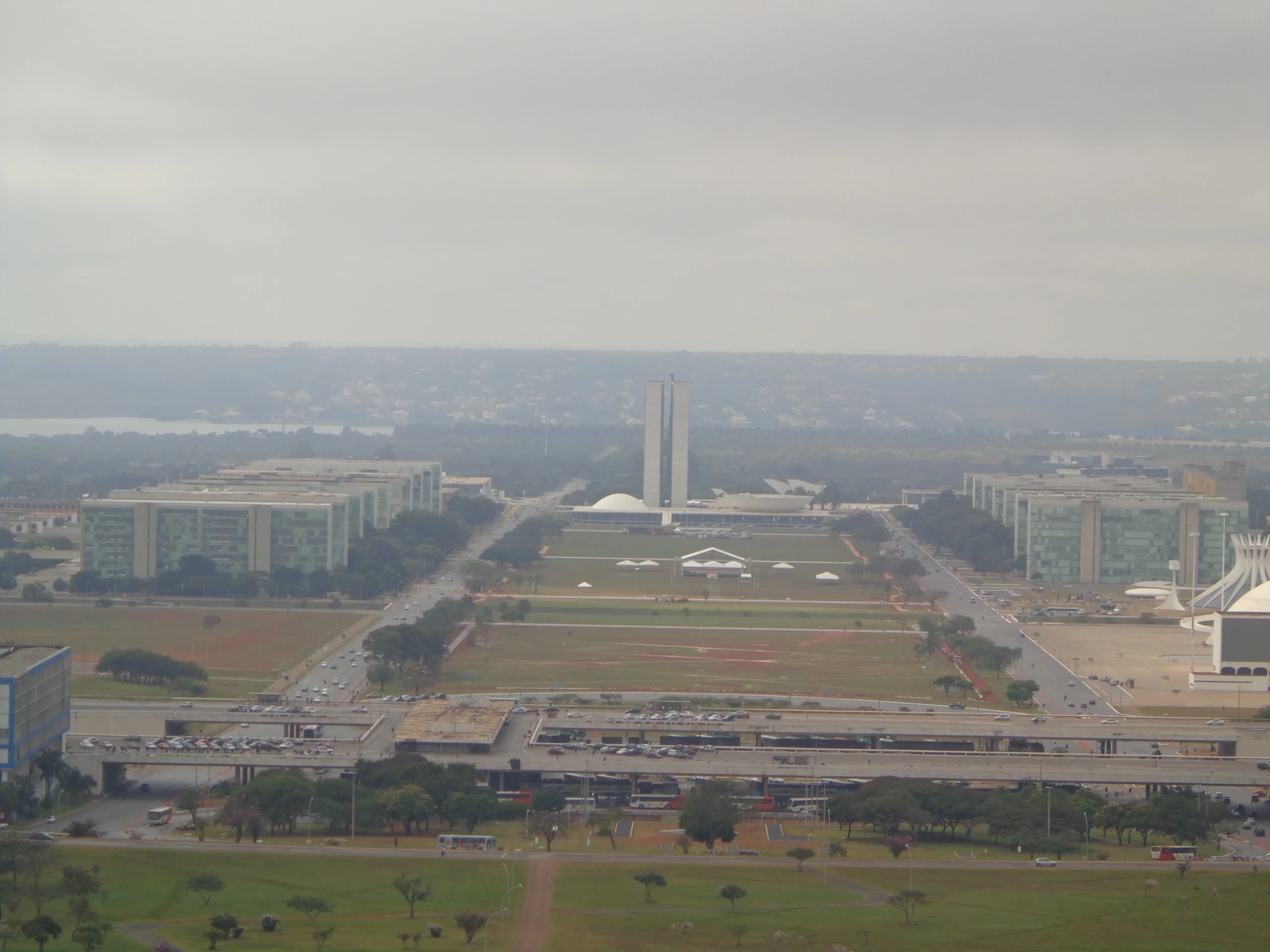 Vista panorâmica da Esplanada dos Ministérios e Congresso Nacional em Brasília