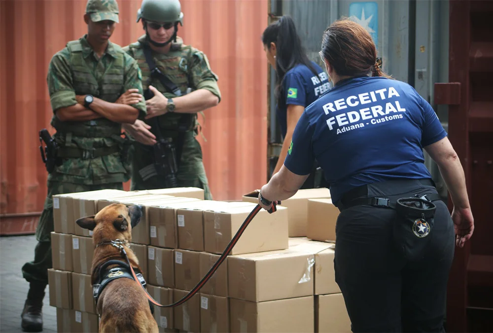 Equipe de fiscalização aduaneira da Receita Federal inspecionando contêineres e mercadorias no Porto de Santos