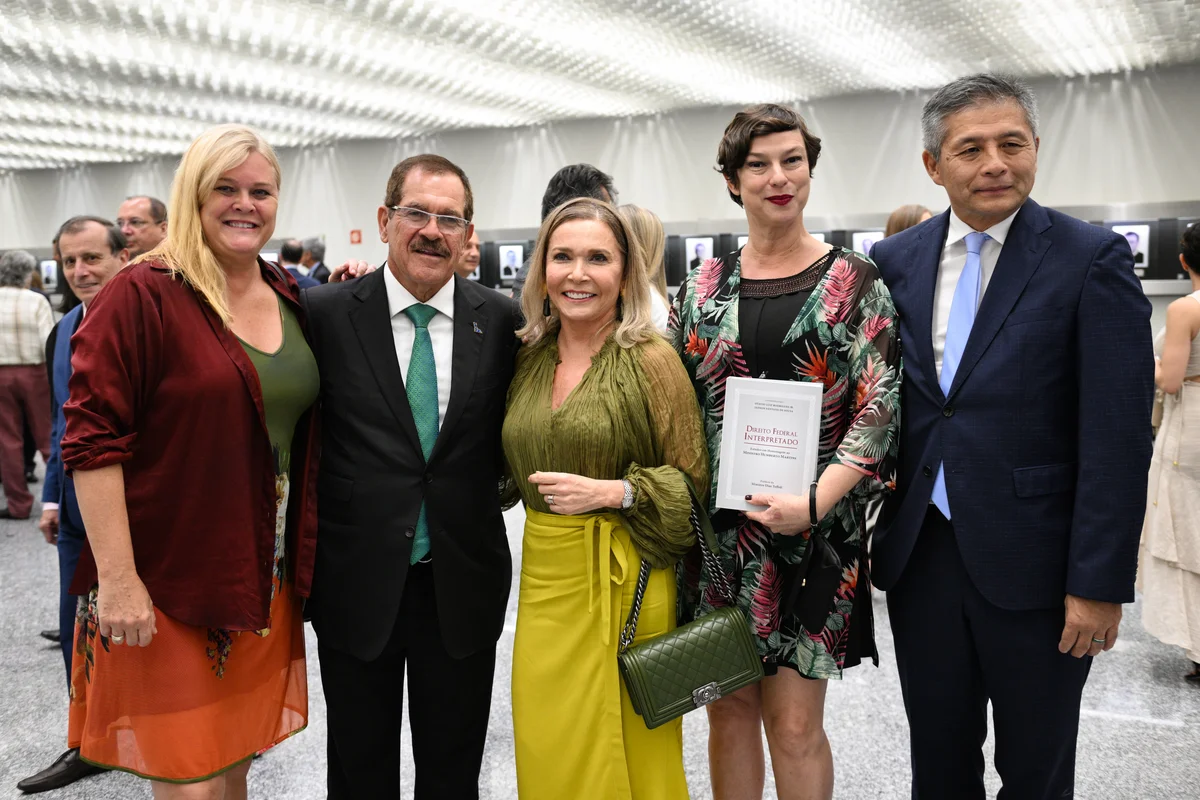 Vade Mecum e livros de legislação penal e processual penal abertos para estudo de concursos policiais
