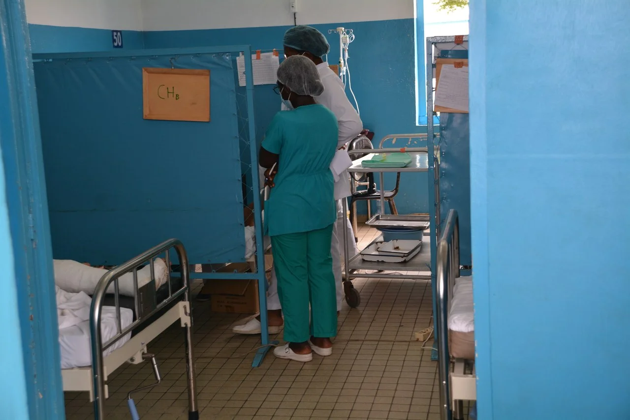 Profissional medico em consultorio de saude realizando avaliacao clinica pericial