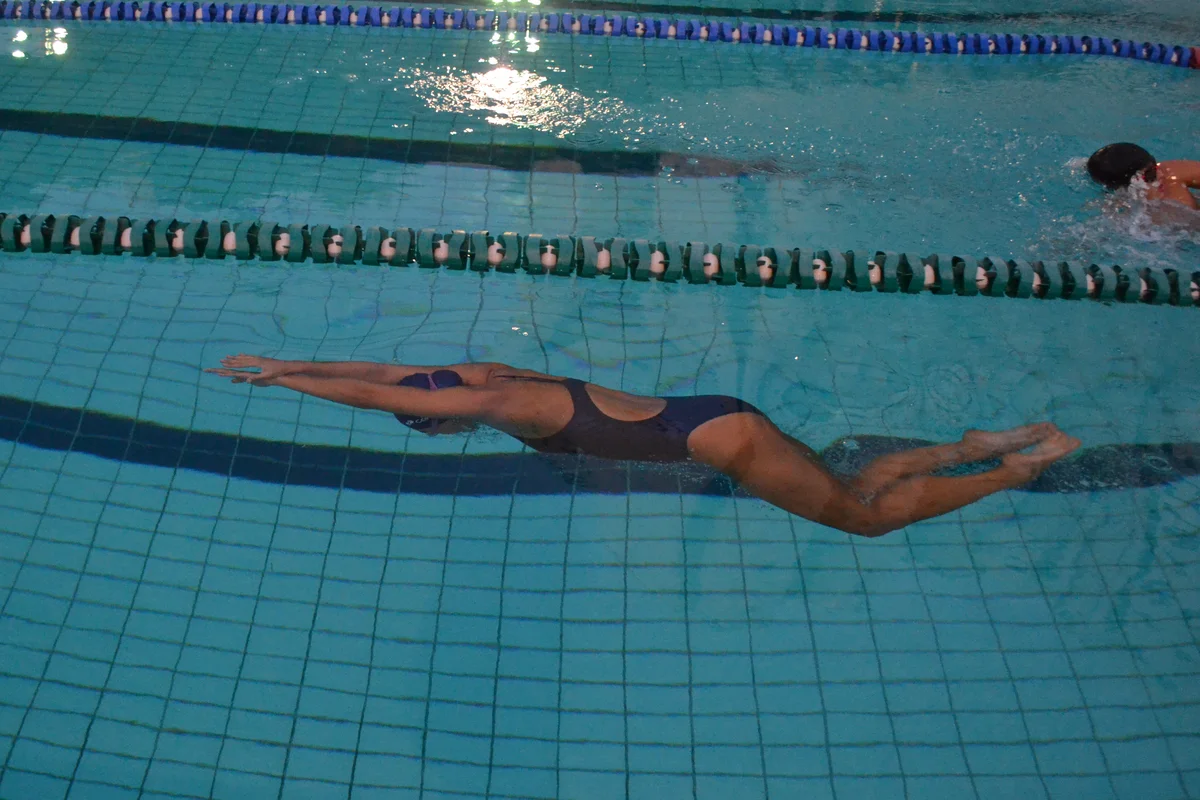 Atleta em treinamento de natação na piscina teste físico decisivo e eliminatório no concurso PCPE